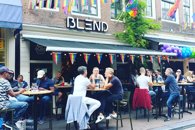 Crowd and cocktails at Bar Blend Amsterdam on a weekend evening