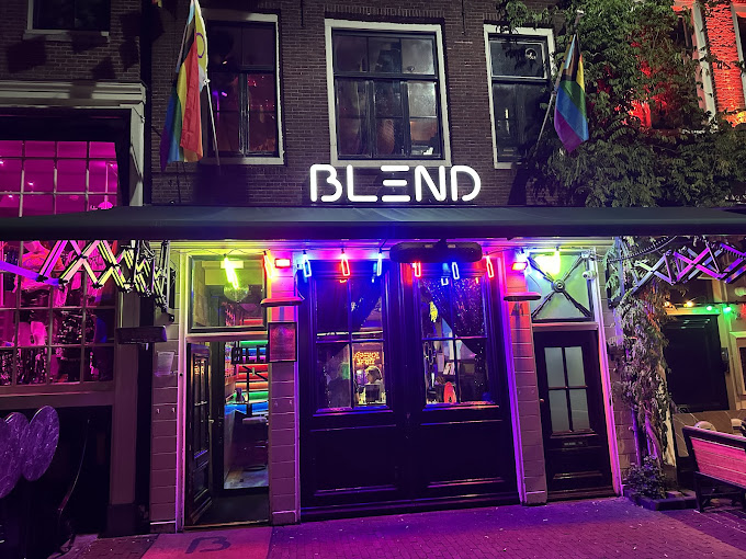 Bartender pouring a cocktail at Bar Blend Amsterdam late at night
