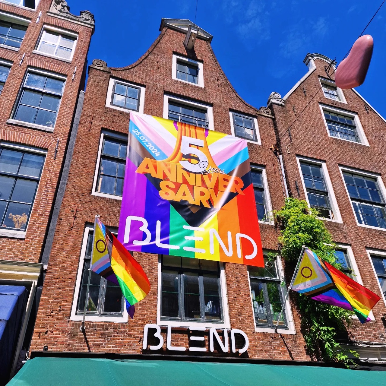 Hands raised on the dancefloor at Bar Blend on Reguliersdwarsstraat Amsterdam