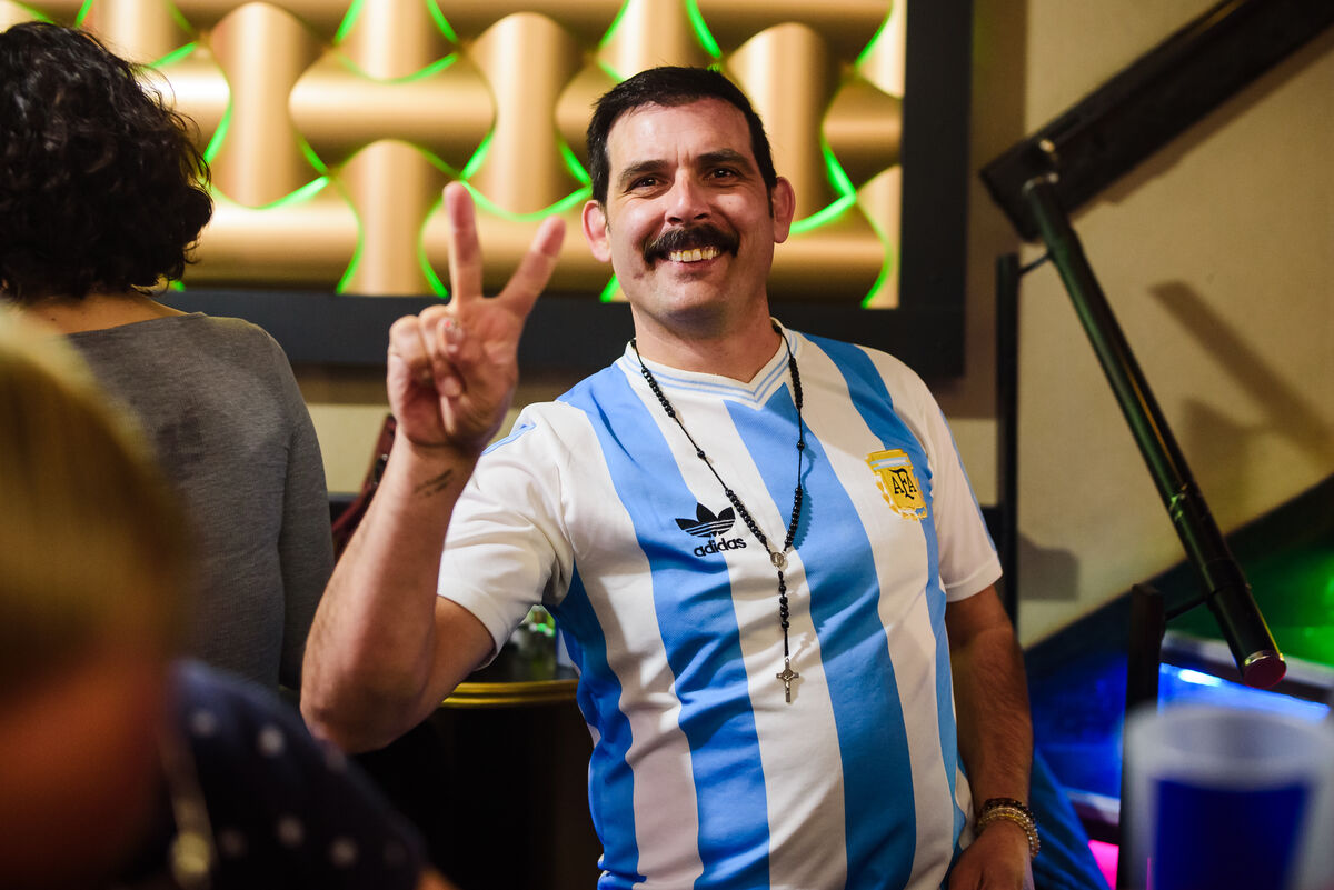 Smiling guest in a football shirt at Bar Blend Amsterdam