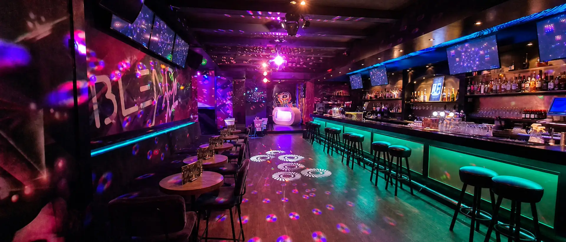 De lege zaal van Blend XL voor openingstijd: de lange bar, de dansvloer en het BLEND-logo aan de muur