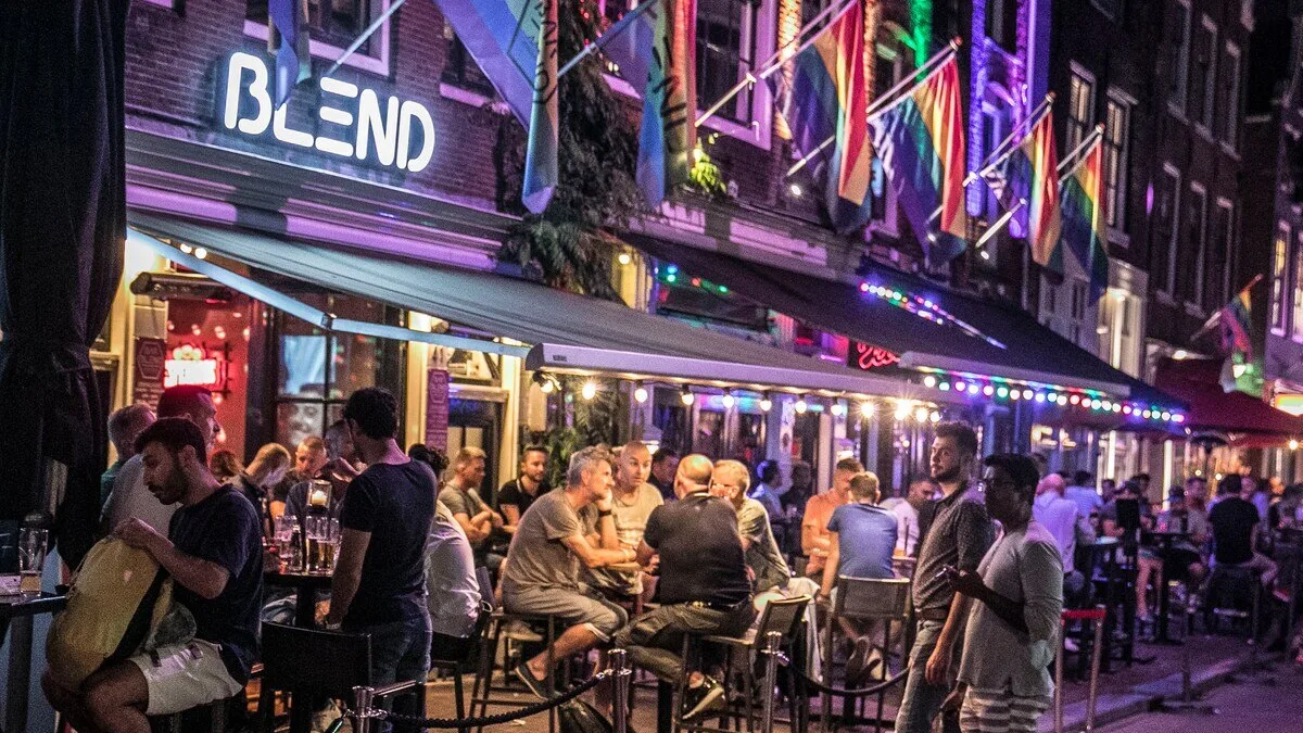 De gevel van Bar Blend aan de Reguliersdwarsstraat op een Pride-avond