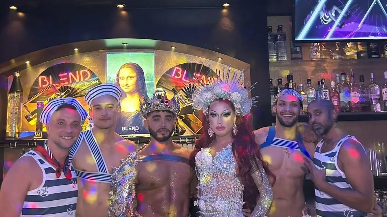 Dragqueen en dansers van Blend XL aan de bar