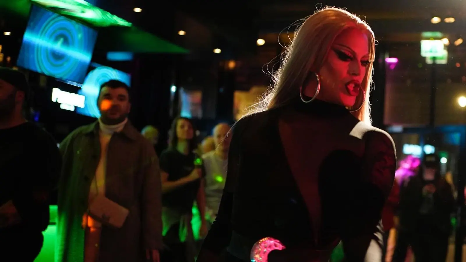 Een dragqueen tussen het publiek bij Blend XL