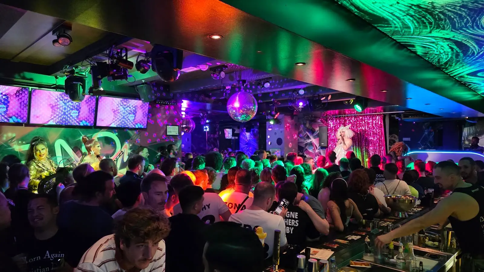 Dragshow op de dansvloer van Blend XL aan de Reguliersdwarsstraat
