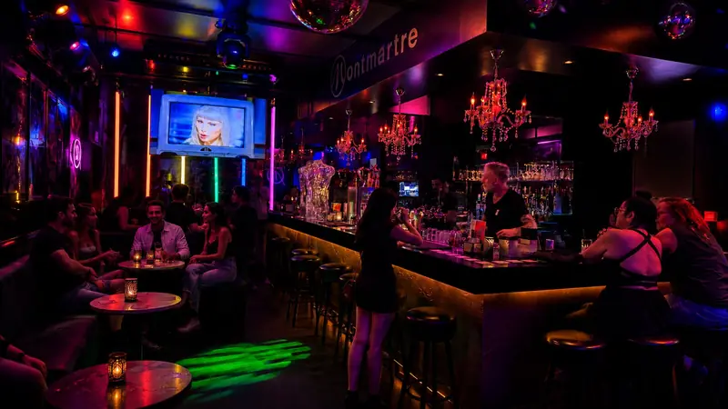 Interieur van Montmartre XL met kroonluchters en een warm verlichte bar